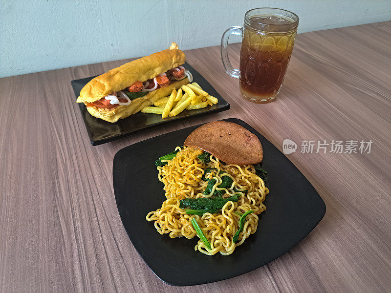 炒面或米羹、热狗薯条配鲜茶冰。Mie Goreng Dan热狗Kentang Goreng denan Es Teh Segar。食物和饮料菜单。